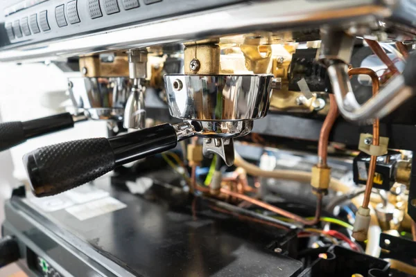 https://schmolke-reparaturdienst.de/wp-content/uploads/2022/06/depositphotos_424859654-stock-photo-repair-coffee-machine-photo-disassembled-1.webp